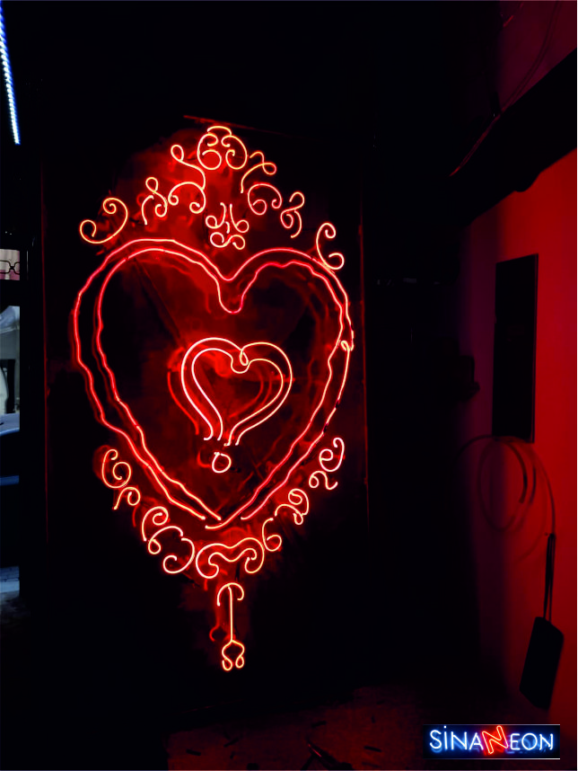 perforje kalp neon sanat eseri